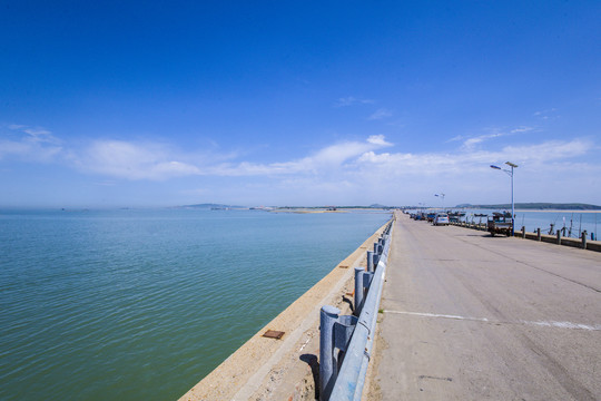 碧海蓝天跨海大桥