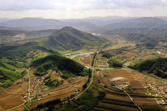 铁路两侧的群山和村庄