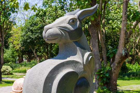青秀山十二生肖文化园兔首石雕