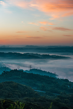 晨雾下的美丽山村