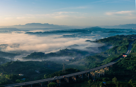 晨雾下的美丽山村