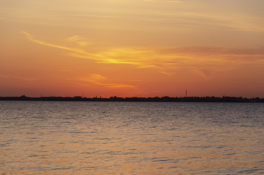 湖面夕阳余晖晚霞