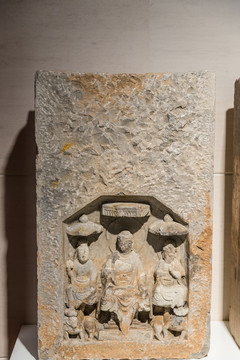 唐代石刻一佛二菩萨像龛