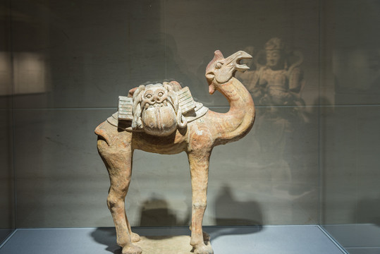 唐代画彩载囊骆驼