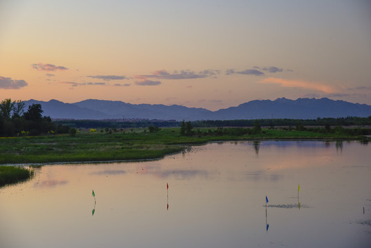 夕阳下的河流