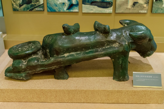 民族博物馆铜鼓上的牛拉撬塑像