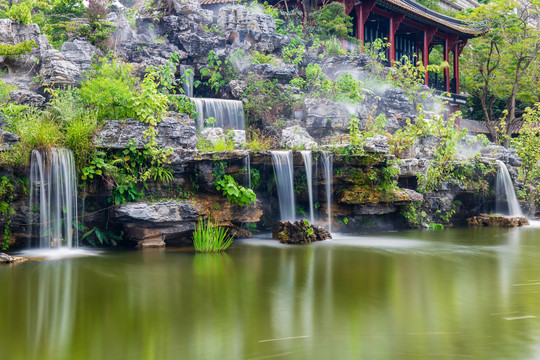 顺峰山公园假山流水