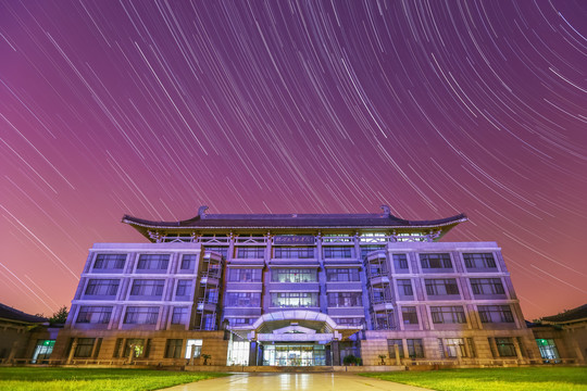 北京大学未名湖畔夜景