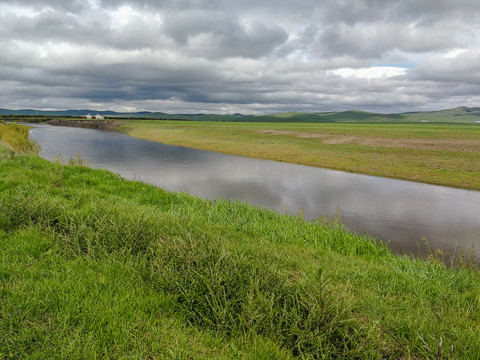 草原河流蒙古包