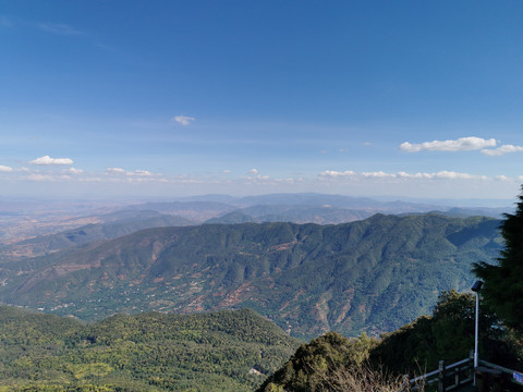 高山顶观景台塔远眺