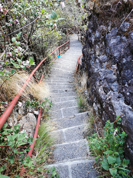 悬崖陡峭的楼梯踏步