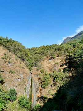 森林悬崖植被山体干枯瀑布