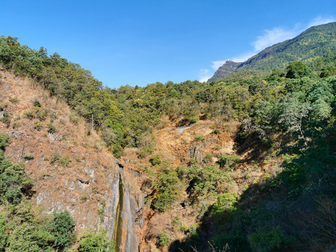 森林悬崖植被山体干枯瀑布