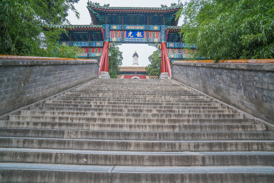 北京北海公园古建筑和永安寺风光