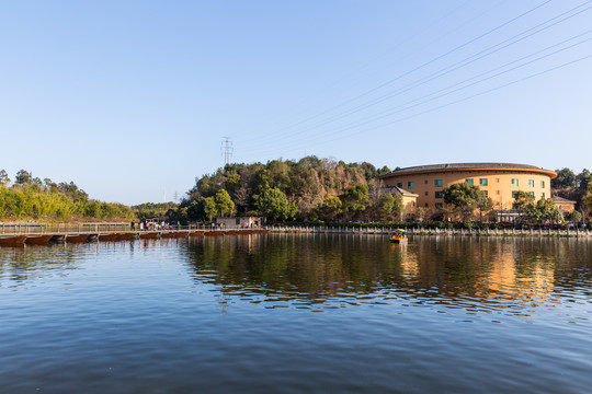 城市湖景