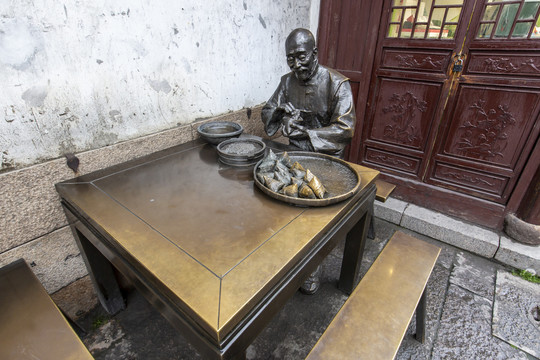 嘉兴粽子文化博物馆前包粽子雕像