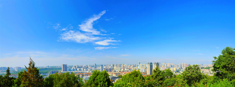 蓝天白云城市建筑全景