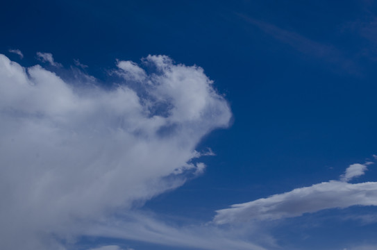 青海茶卡盐湖的天空