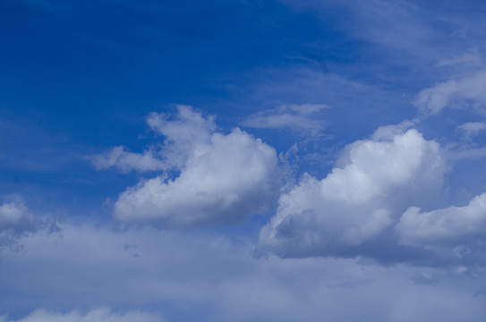 青海茶卡盐湖的天空