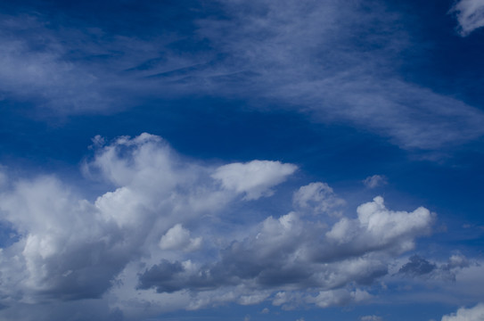 青海茶卡盐湖的天空