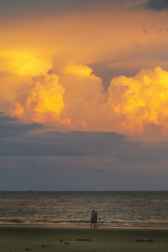 黄昏浪漫海景高清大图