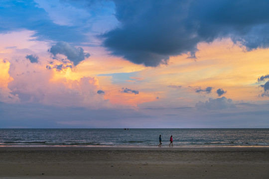 黄昏浪漫海景