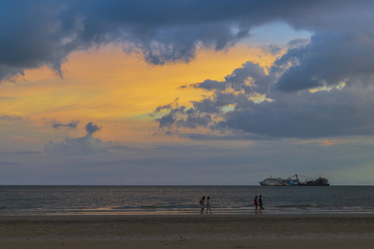 黄昏浪漫海景