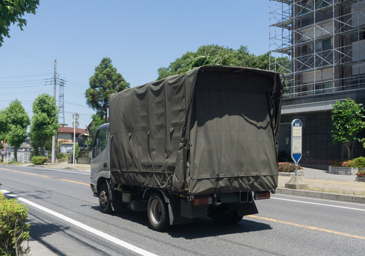 篷布中型货车