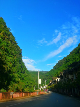 蓝天白云山路