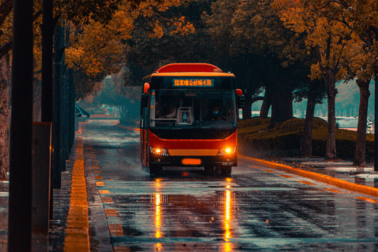 雨中公交车