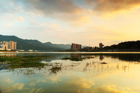 晚霞城镇湖水