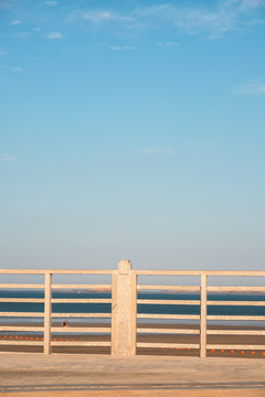 海边栏杆蓝天白云