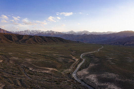 戈壁草原山路