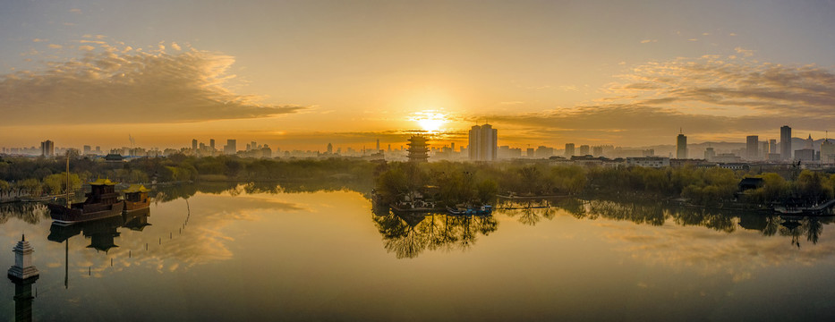 宽幅大明湖日出