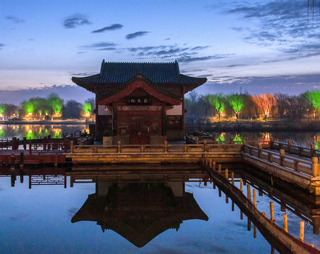 黎明时大明湖藕香榭美景