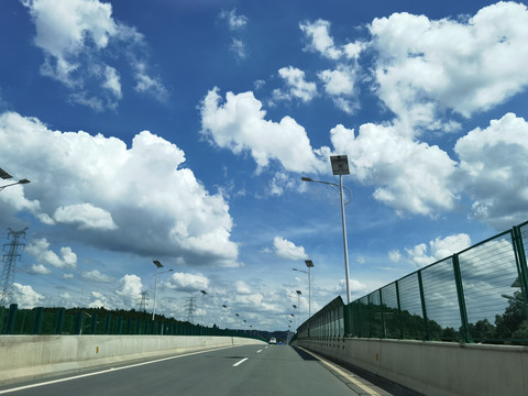 宽阔干净洞株路