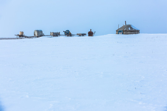 冬季雪原蒙古包勒勒车
