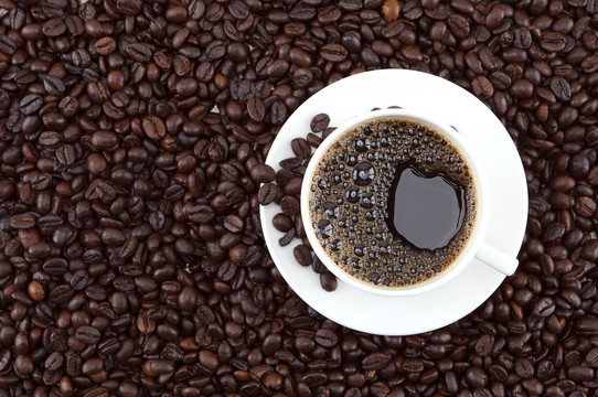 一杯咖啡和咖啡豆背景