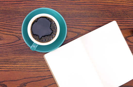 一杯黑咖啡和一个空白笔记本