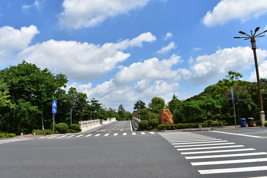 溪流背坡村马路