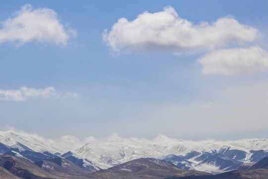 连绵雪山