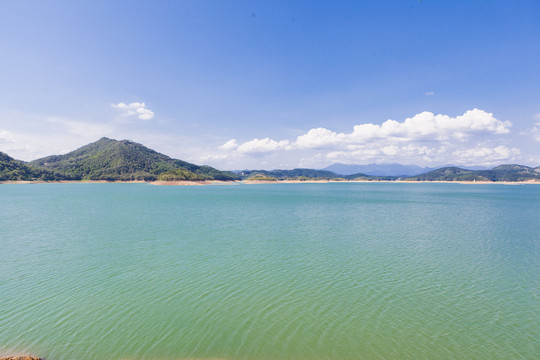 水库绿水青山屏保图片