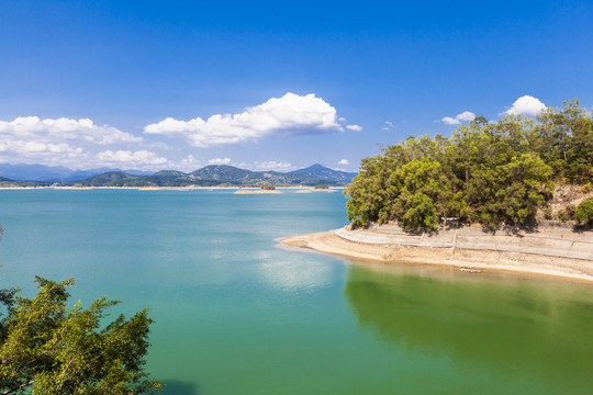 水库绿水青山屏保图片