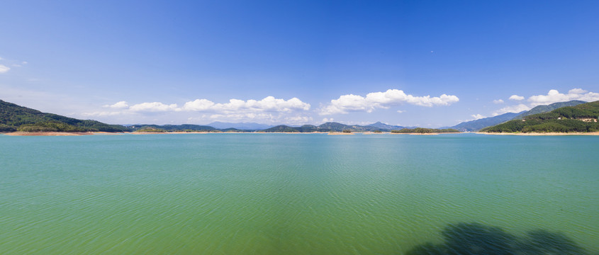 玉湖水库全景绿水青山屏保图片