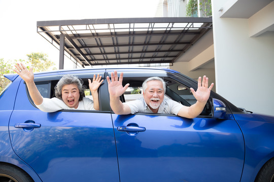 老年夫妇在车上享受旅行，微笑着愉快地在路上旅行，亚洲成熟的理念
