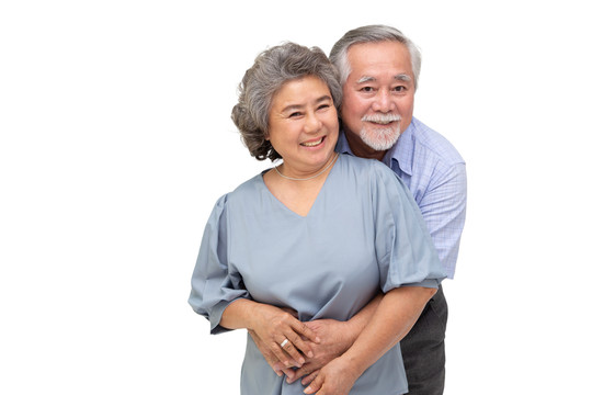 一对亚洲老年夫妇在白色背景下相互拥抱