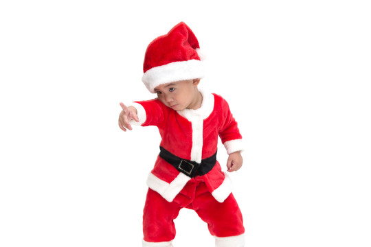 身着圣诞服装的亚洲男婴圣诞老人指指点点，在白色背景上展示了一些令人惊异的东西，震惊、惊讶、可爱的小男