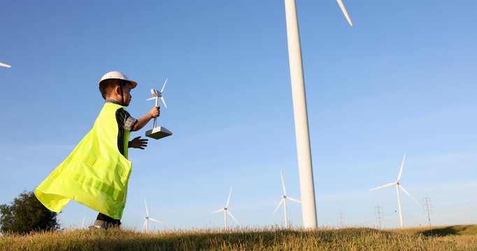 亚洲小男孩想成为一名风力涡轮机工程师，这是孩子对环境工程可再生能源概念的梦想