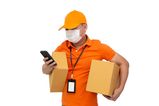 送货人手持2019冠状病毒疾病手机、包装、手机、戴防护罩，防止病毒携带者19、白色背景、网上购物和快