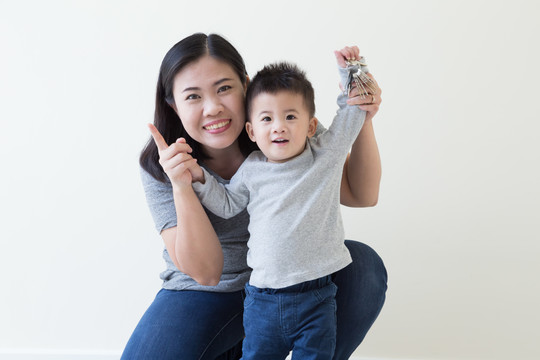 亚洲单身母亲抚养男孩